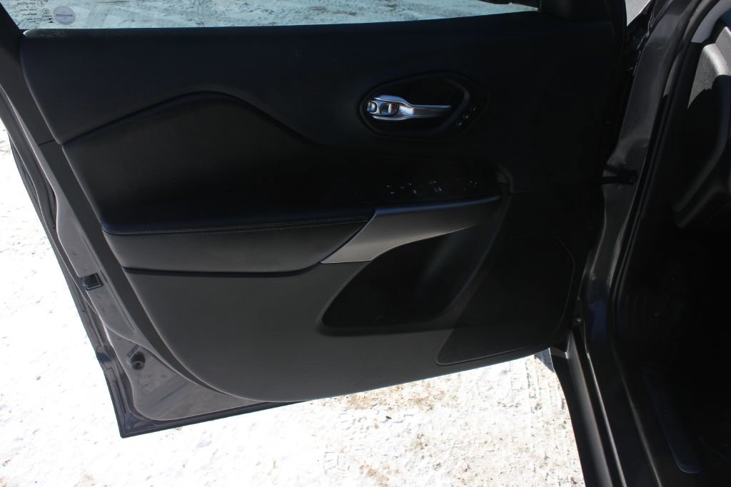 Used 2019 Jeep Cherokee Limited image 27