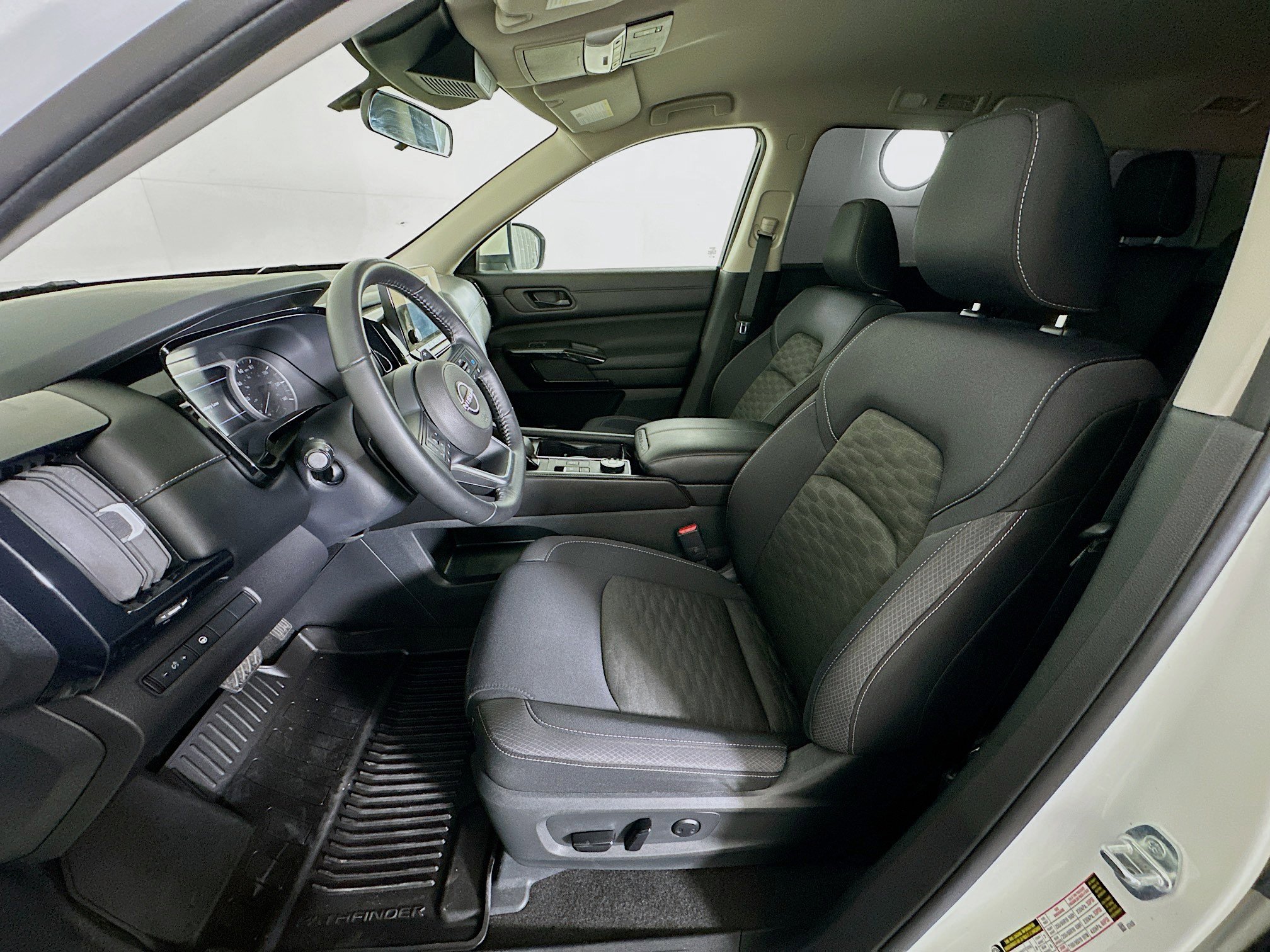 Used 2024 Nissan Pathfinder SV image 13