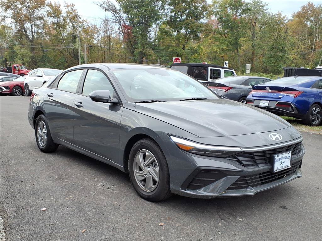 Certified 2025 Hyundai Elantra SE w/ Cargo Package FWD image 1