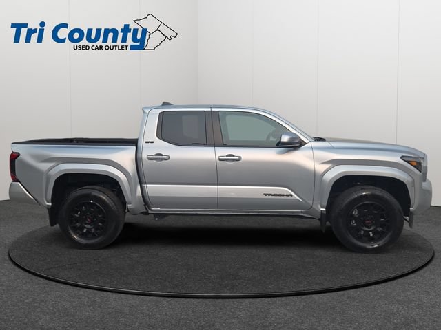 Certified 2025 Toyota Tacoma SR5 AWD/4WD image 9