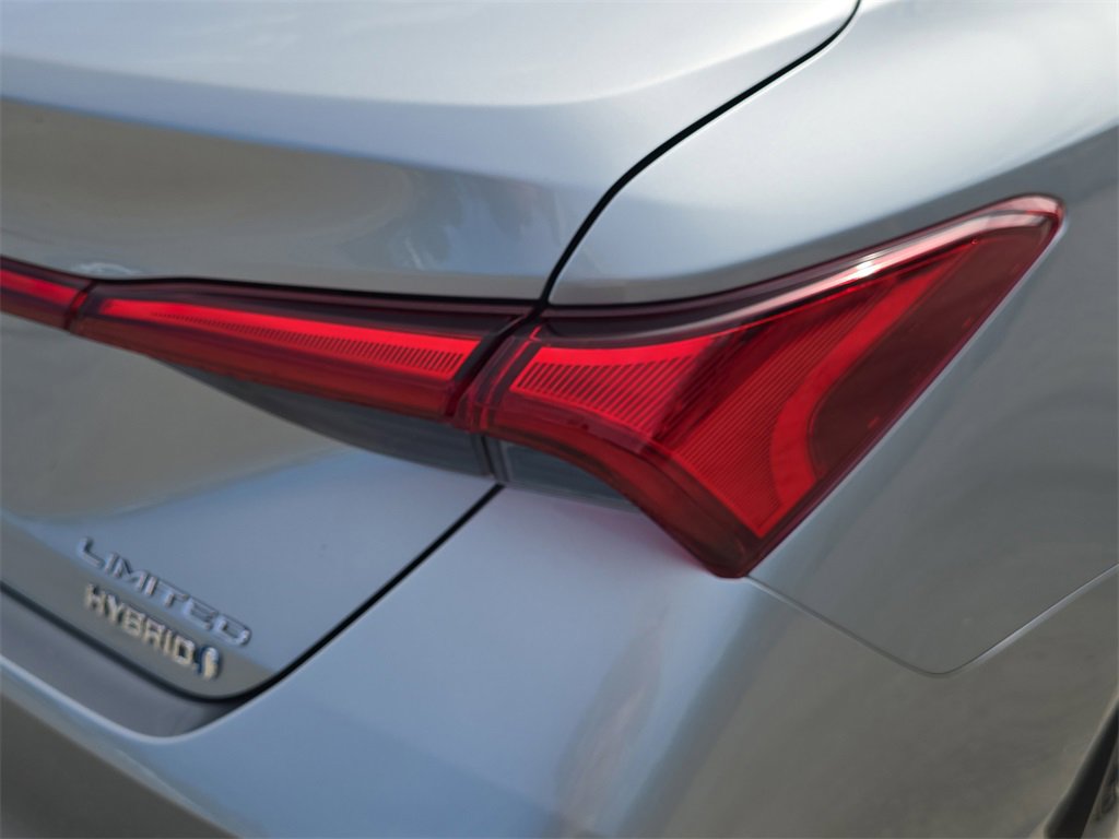 Used 2021 Toyota Avalon Limited image 11