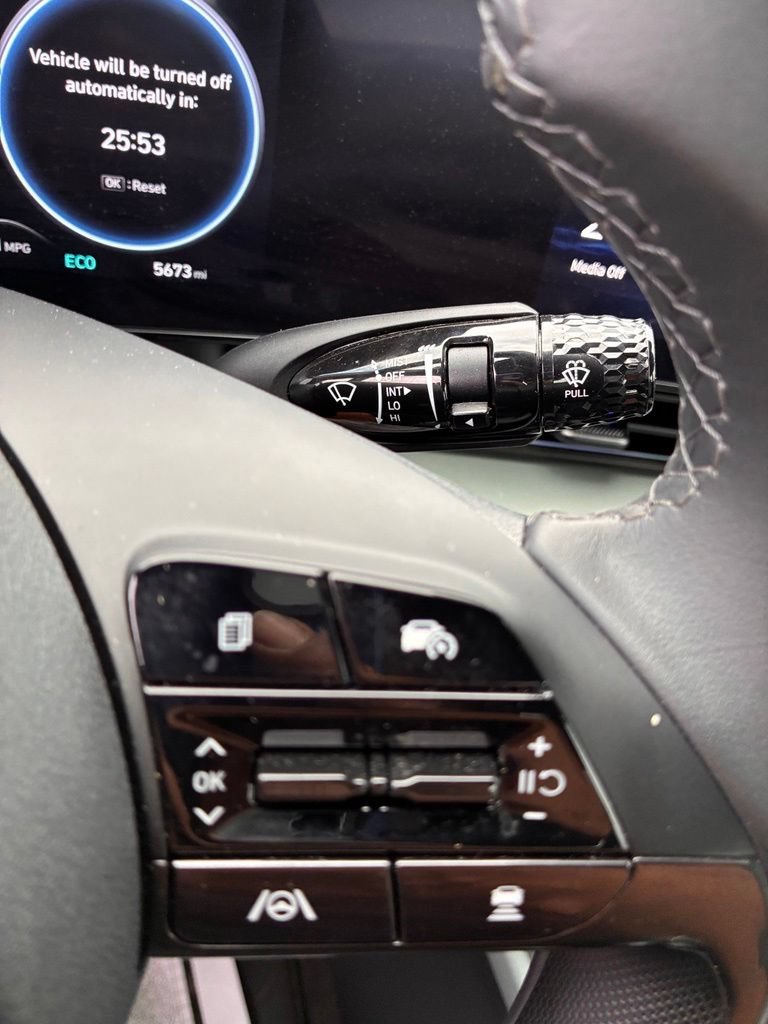 Used 2025 Hyundai Elantra Limited FWD image 28
