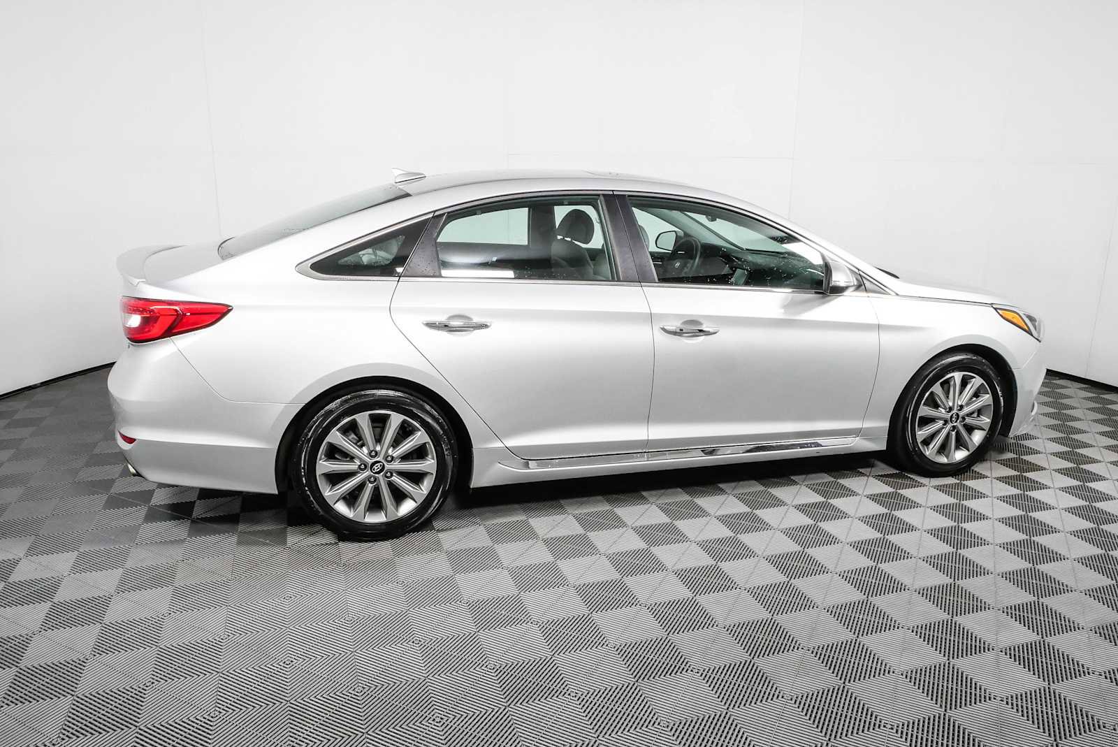 Used 2017 Hyundai Sonata Limited w/ Ultimate Package 04 FWD image 2
