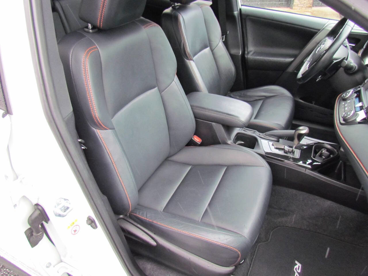 Used 2016 Toyota RAV4 SE image 18