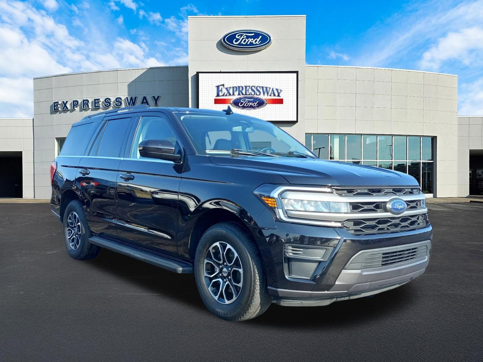 Used 2024 Ford Expedition XLT image 4