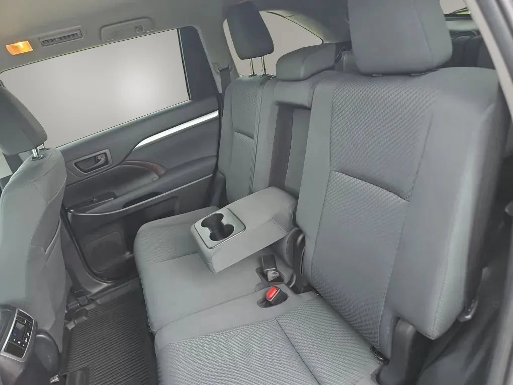 Used 2019 Toyota Highlander LE AWD/4WD image 36