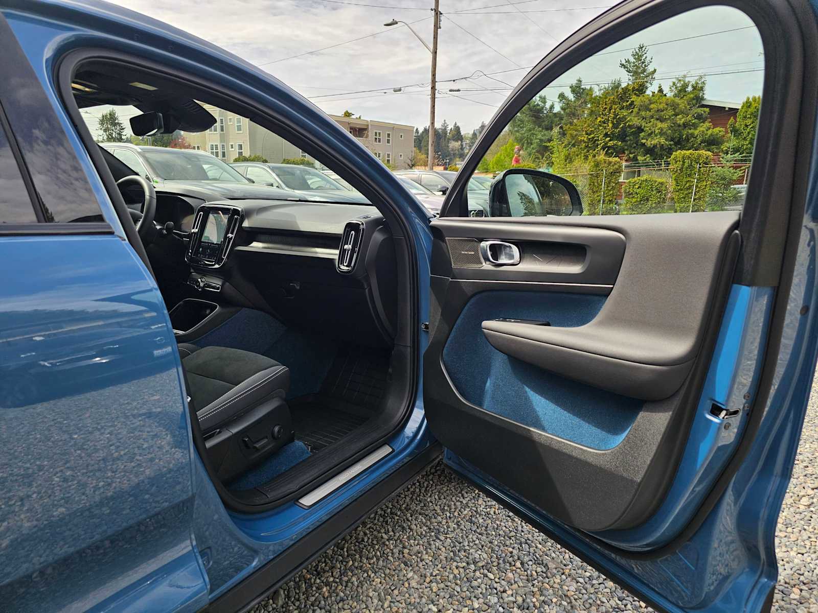 Certified 2023 Volvo C40 P8 Recharge Ultimate w/ Protection Package Premier image 10