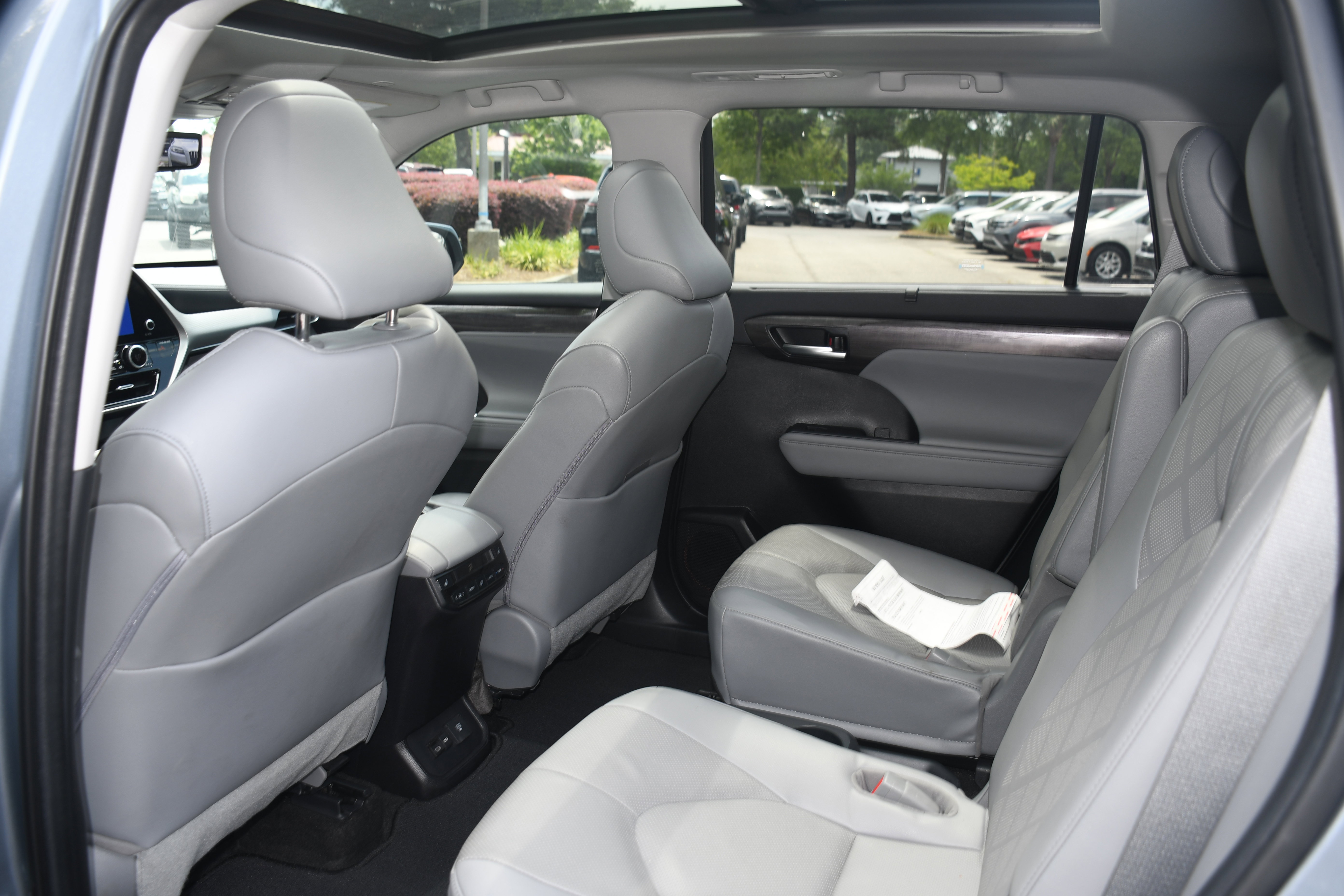 Used 2023 Toyota Highlander Platinum FWD image 17