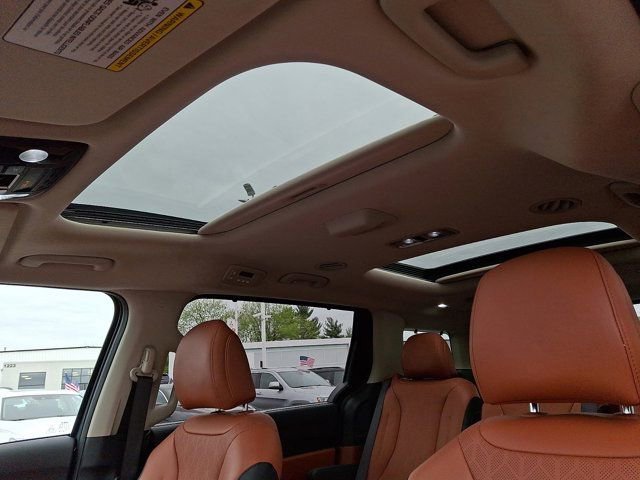 Used 2025 Kia Carnival SX w/ SX Dark Edition Package FWD image 18