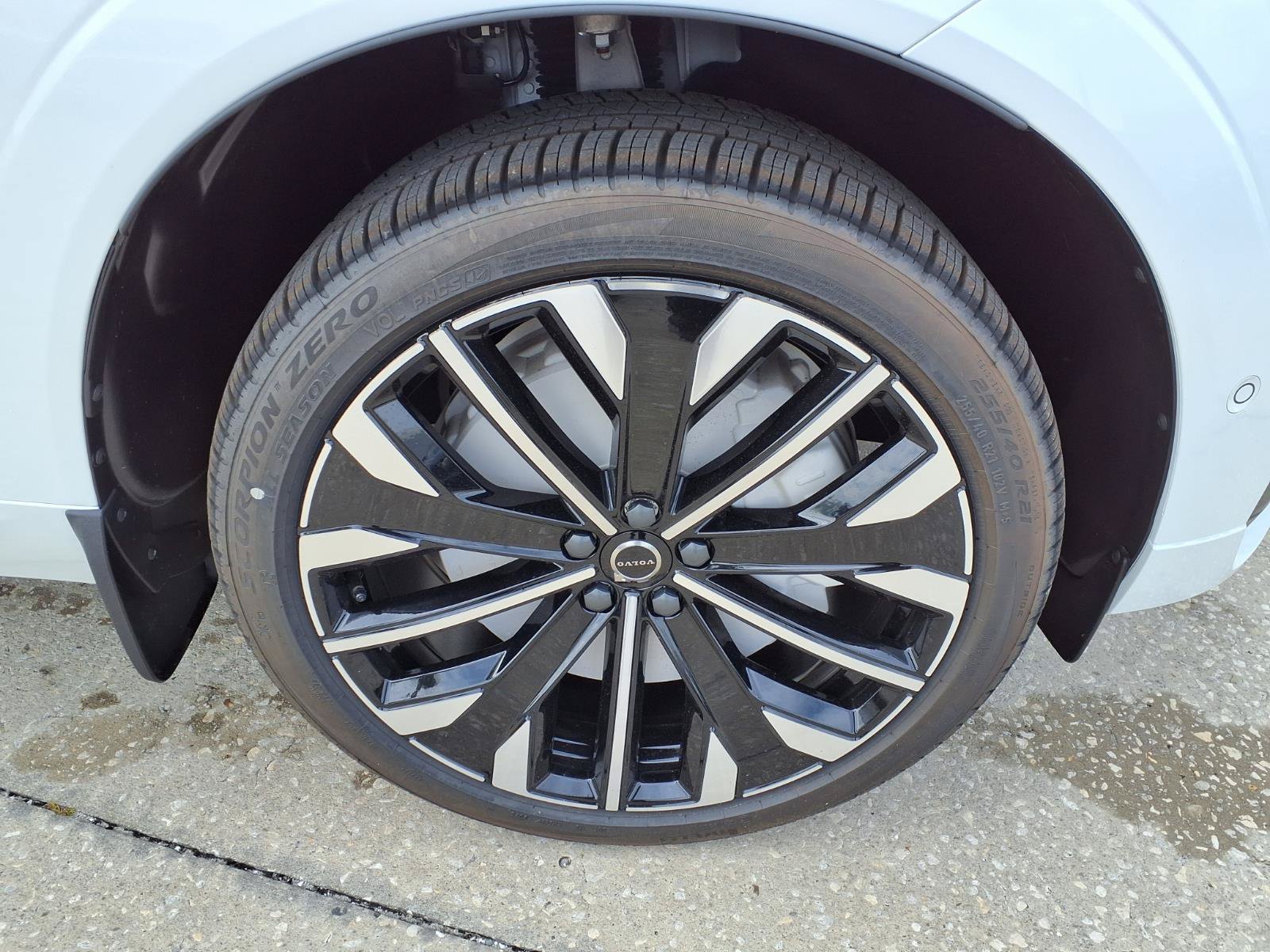 New 2026 Volvo XC60 B5 Ultra w/ Protection Package Premier AWD/4WD image 9