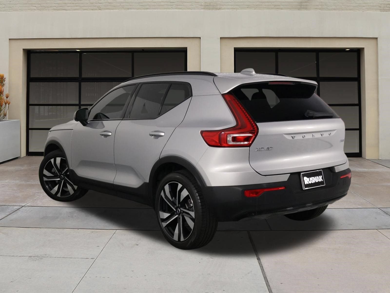 Used 2024 Volvo XC40 B5 Plus w/ Protection Package Premier AWD/4WD image 2