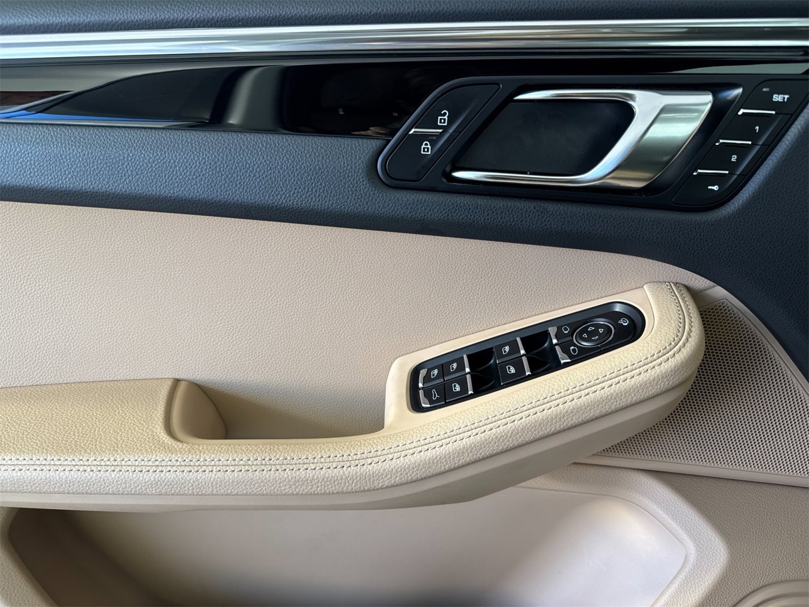 Used 2025 Porsche Macan image 12