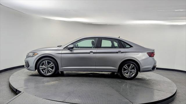 Used 2024 Volkswagen Jetta SE FWD image 3