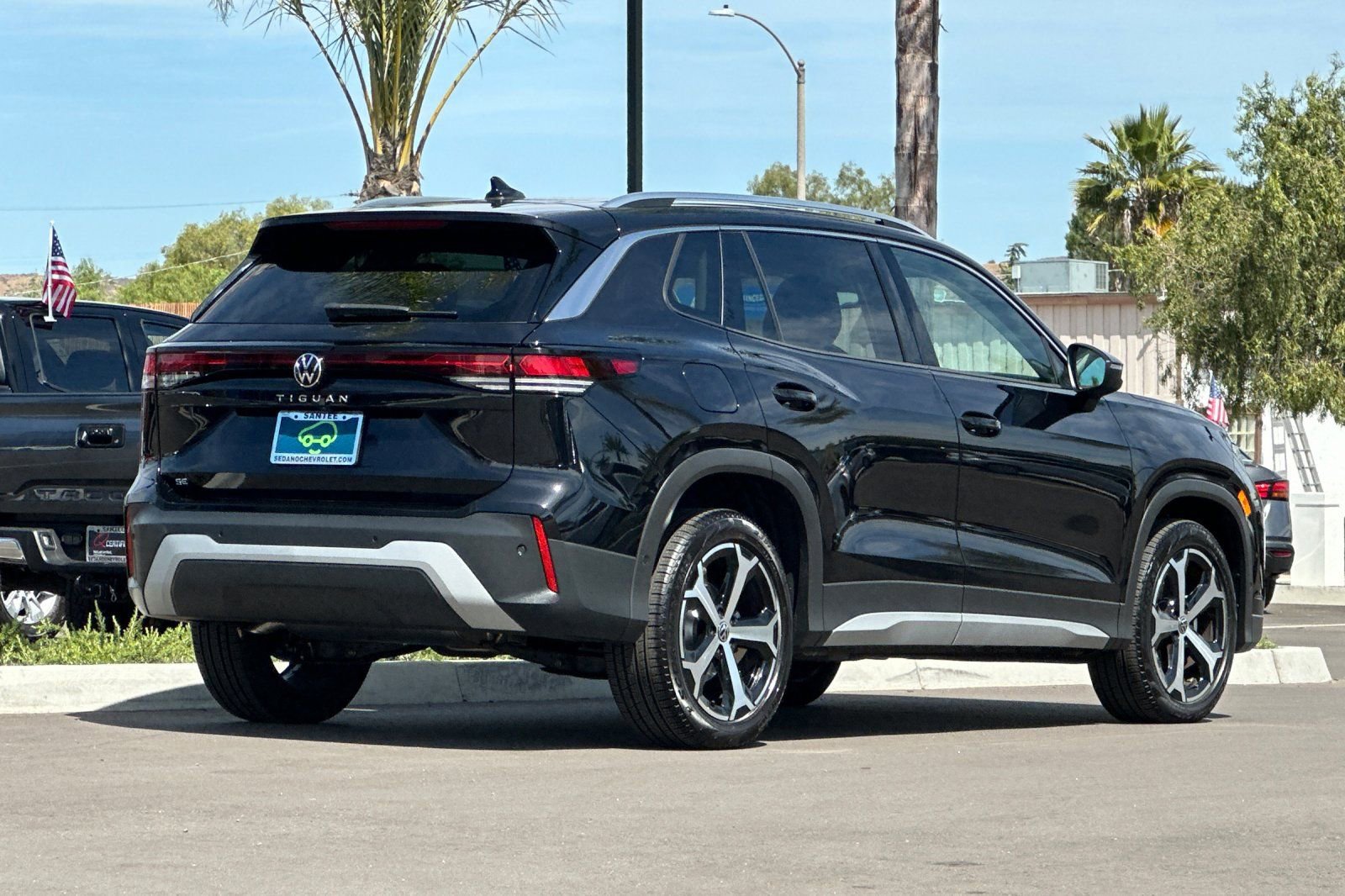Used 2025 Volkswagen Tiguan SE FWD image 4