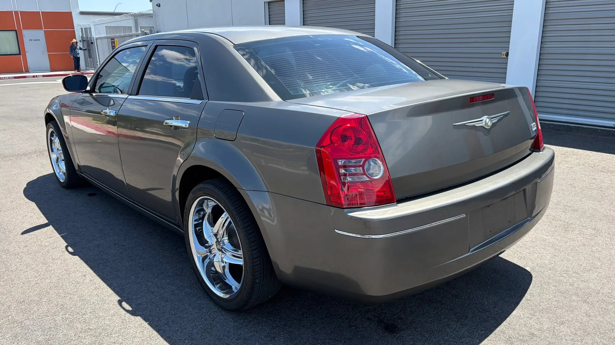 Used 2010 Chrysler 300 Touring RWD image 3