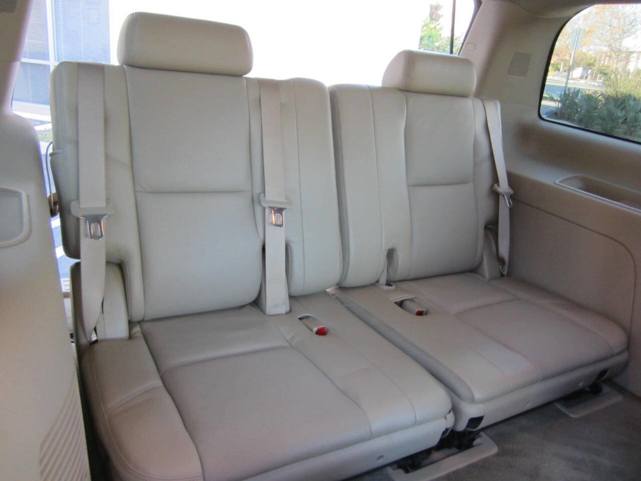 Used 2009 Cadillac Escalade Base AWD 4dr SUV w/V8 Ultra Lu image 16