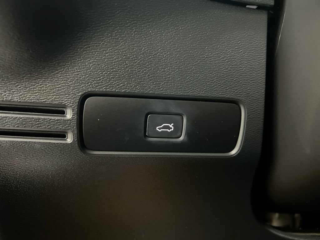 Used 2023 Volvo XC40 B4 Ultimate FWD image 18