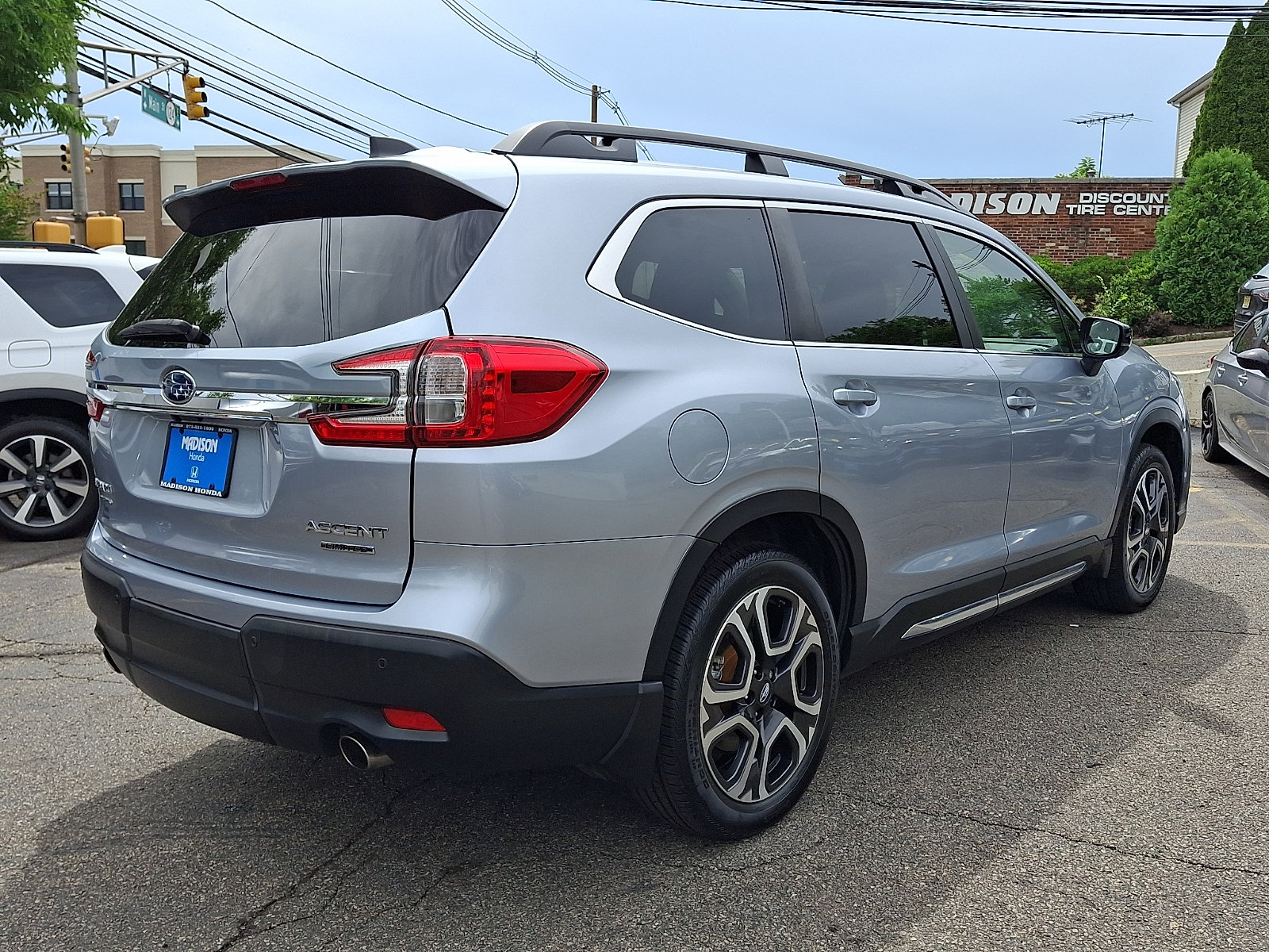 Used 2024 Subaru Ascent Limited w/ Technology Package AWD/4WD image 4