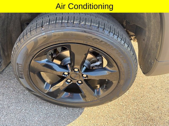 Used 2024 Jeep Grand Cherokee Limited w/ Black Appearance Package AWD/4WD image 12