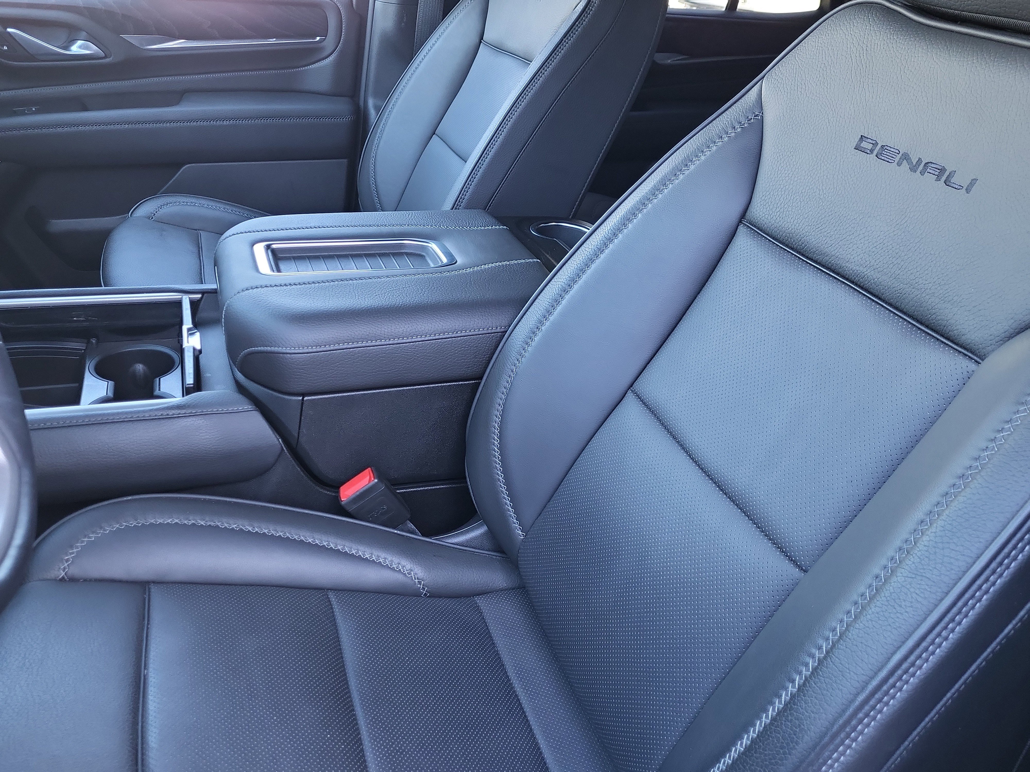 Used 2024 GMC Yukon Denali w/ Advanced Technology Package image 13