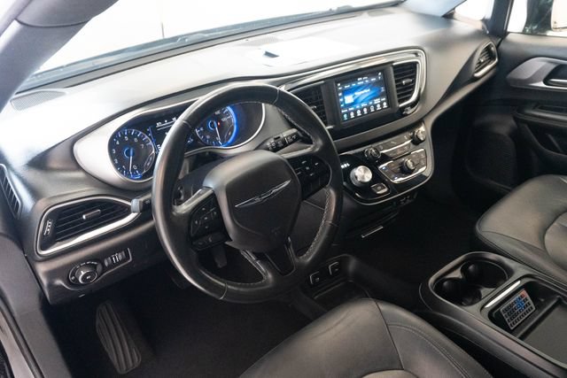 Used 2020 Chrysler Pacifica Touring w/ S Appearance Package FWD image 3