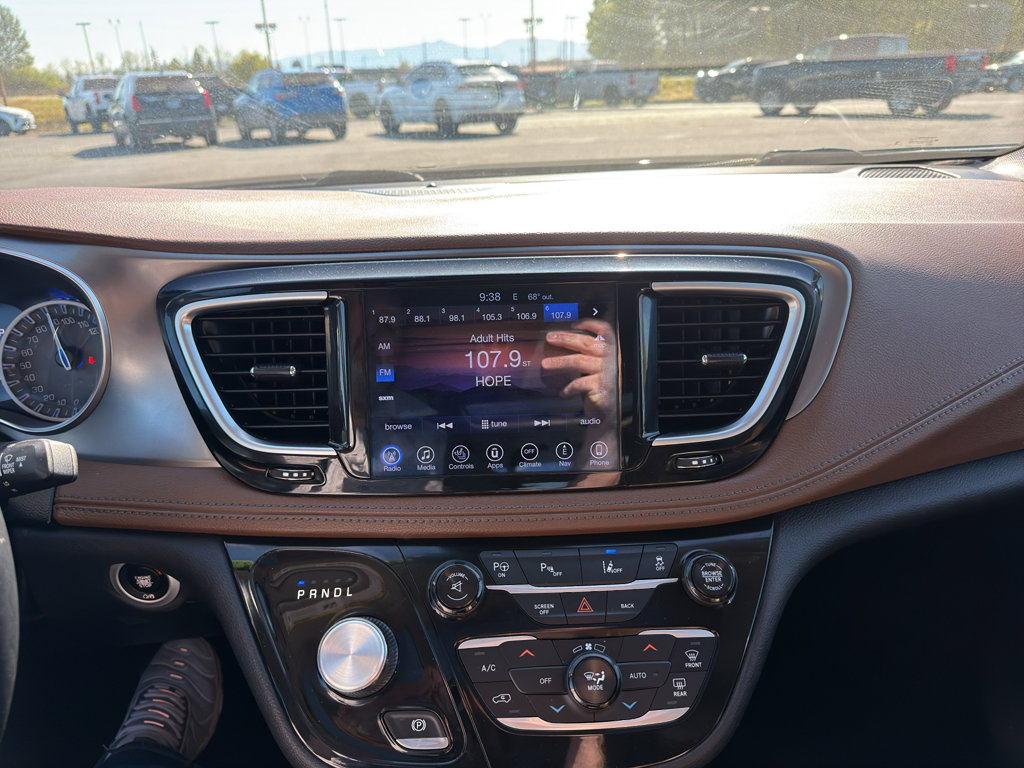 Used 2017 Chrysler Pacifica Limited FWD image 8