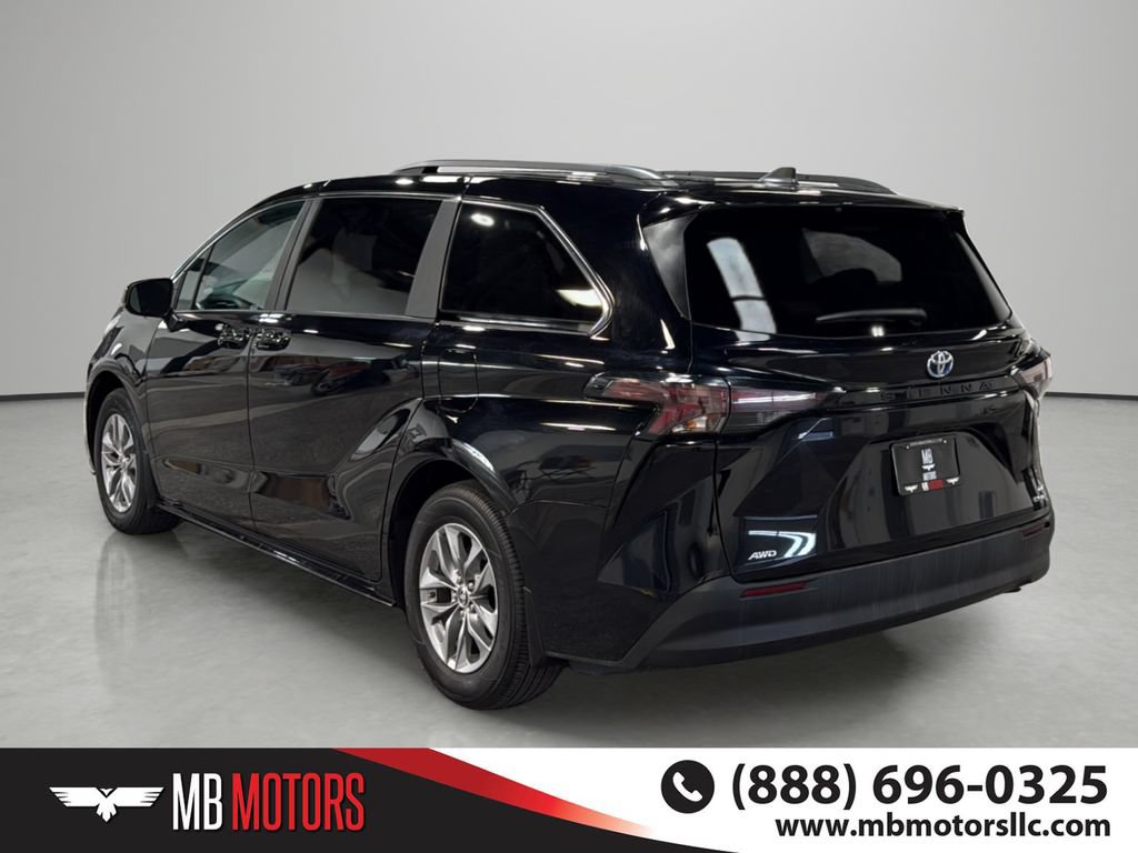 Used 2024 Toyota Sienna LE AWD/4WD image 3