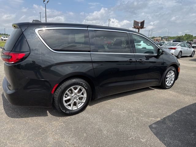 Used 2023 Chrysler Pacifica Touring-L FWD image 9