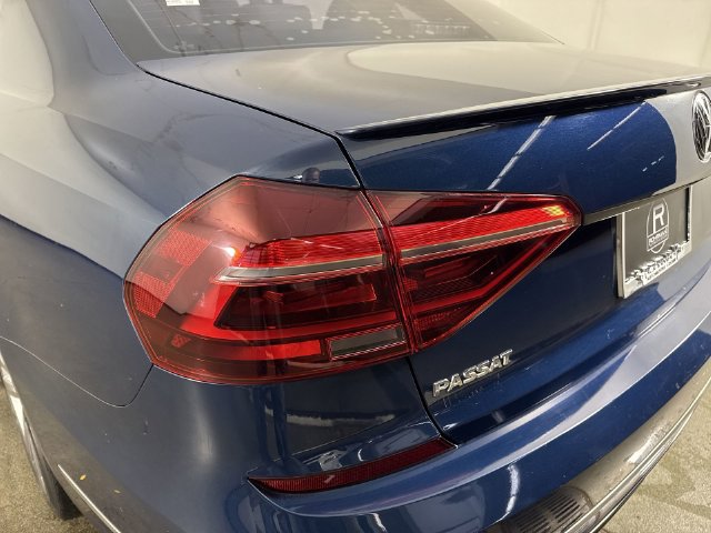 Used 2018 Volkswagen Passat 2.0T R-Line w/ R-Line Lighting Package FWD image 30