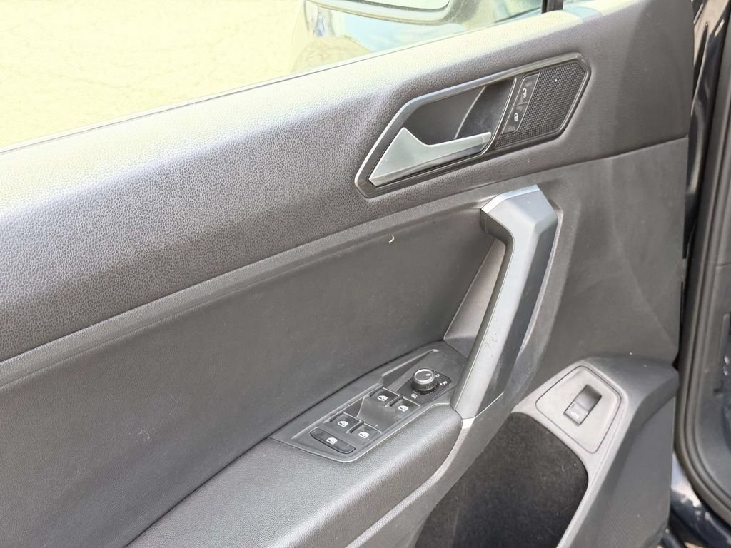 Used 2018 Volkswagen Tiguan SEL AWD/4WD image 18