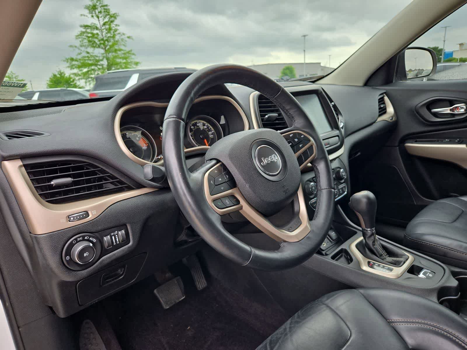 Used 2017 Jeep Cherokee Limited FWD image 2