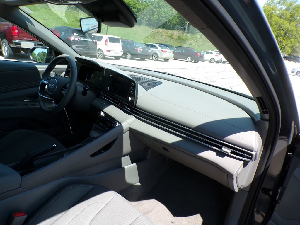 Used 2025 Hyundai Elantra Sport FWD image 14