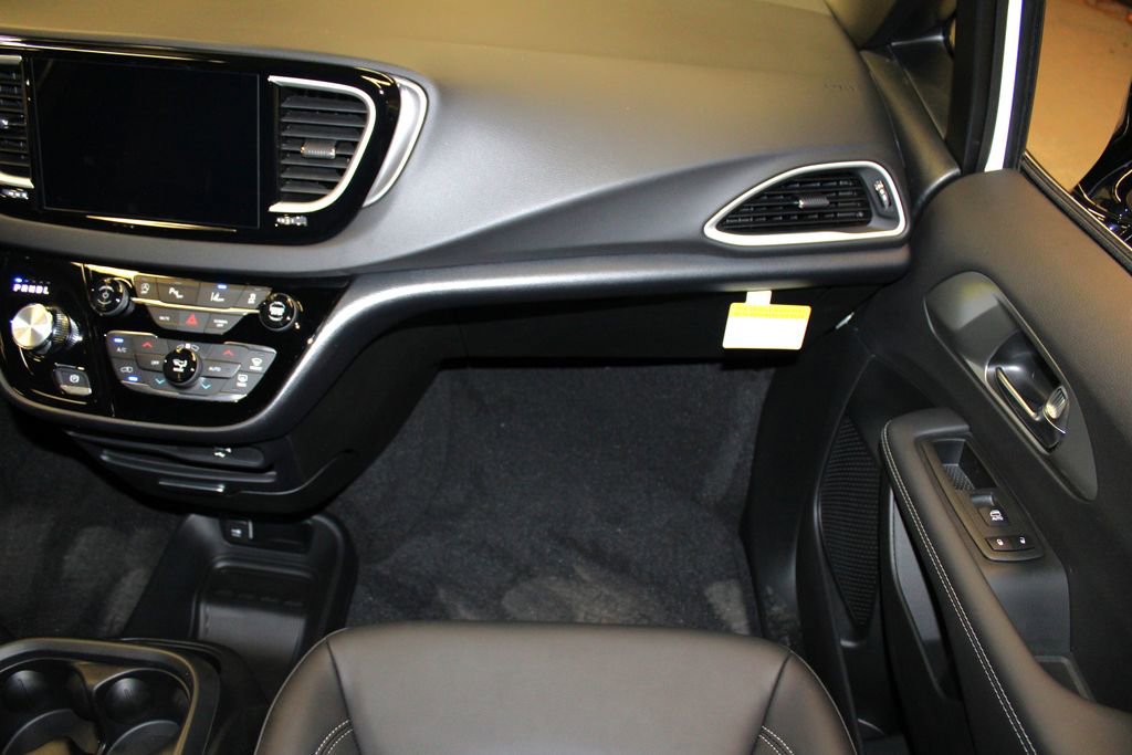 New 2026 Chrysler Voyager LX image 28