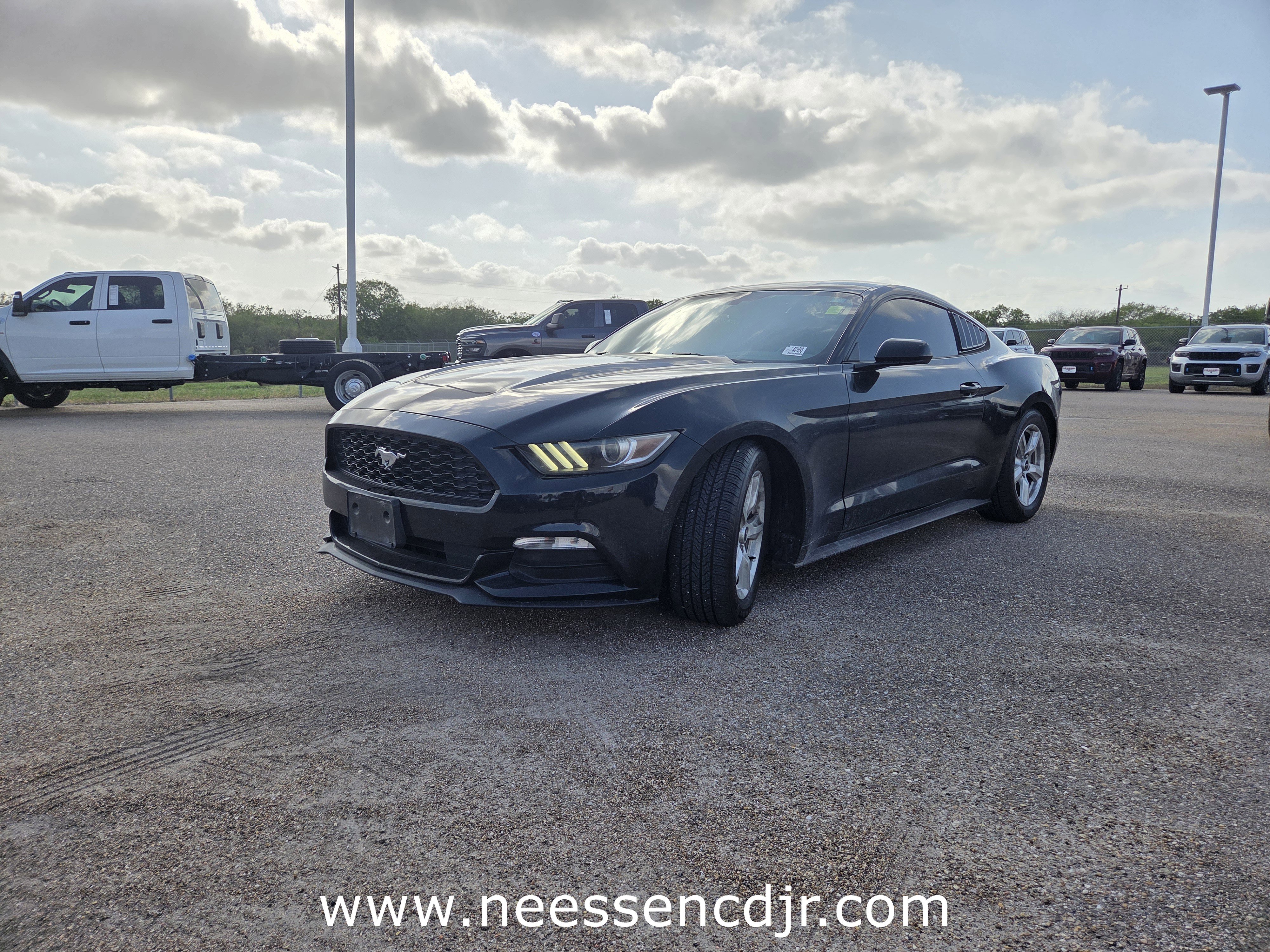 Used 2017 Ford Mustang Coupe image 3