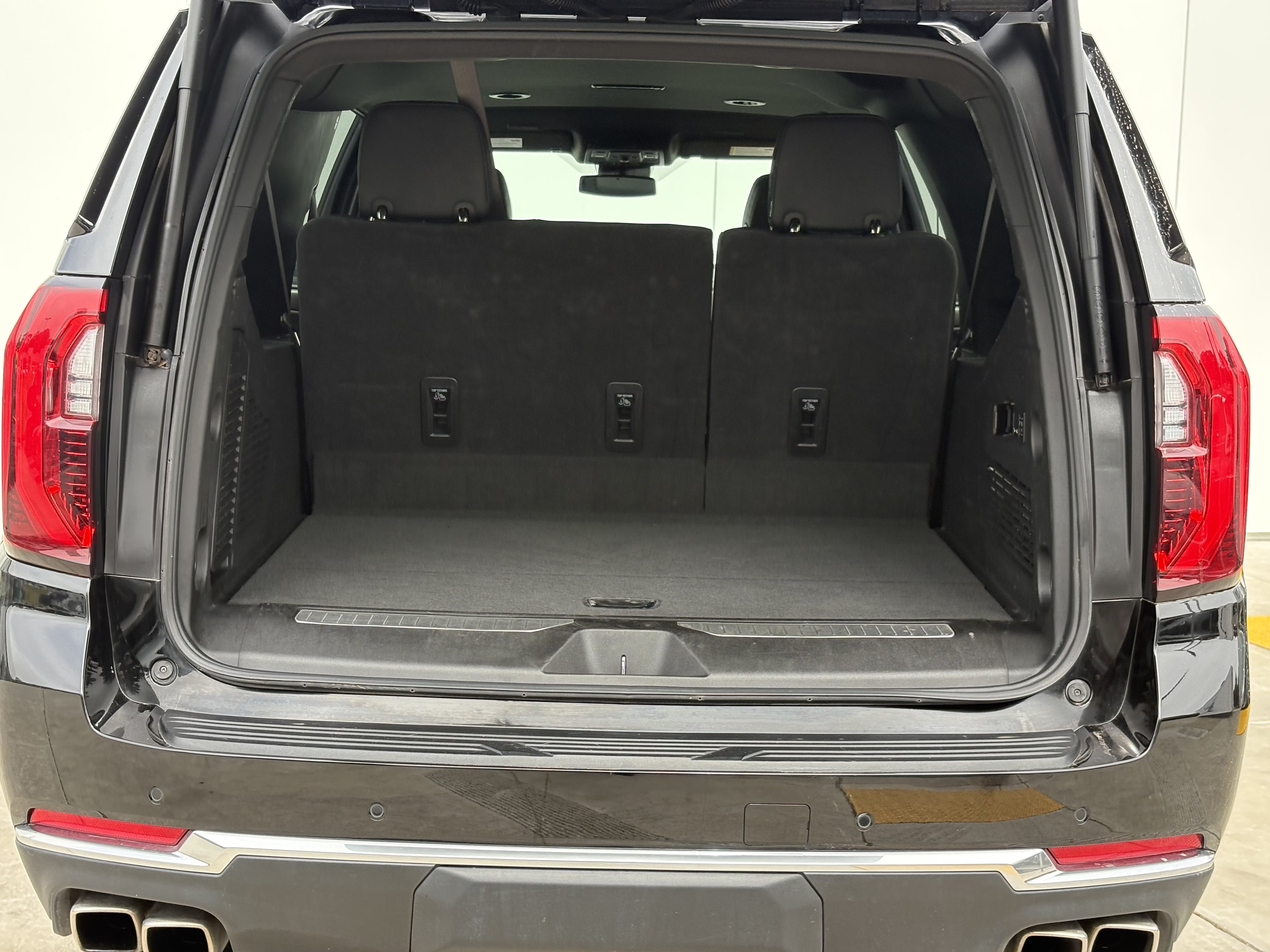 Used 2025 GMC Yukon XL Denali AWD/4WD image 9