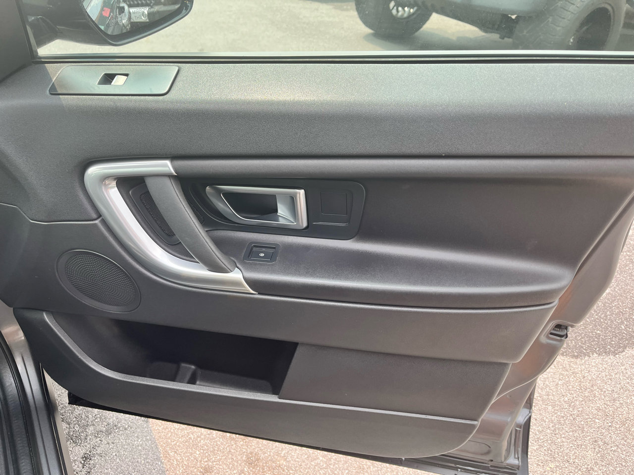 Used 2018 Land Rover Discovery Sport SE image 19