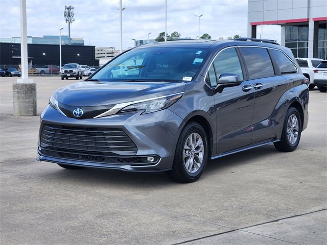 Certified 2025 Toyota Sienna XLE image 3