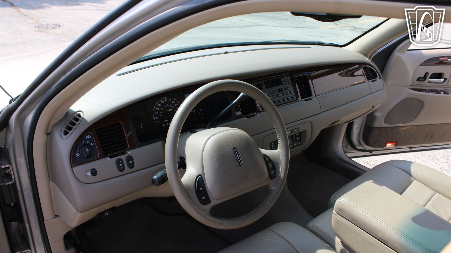 Used 2002 Lincoln Town Car Executive RWD image 11