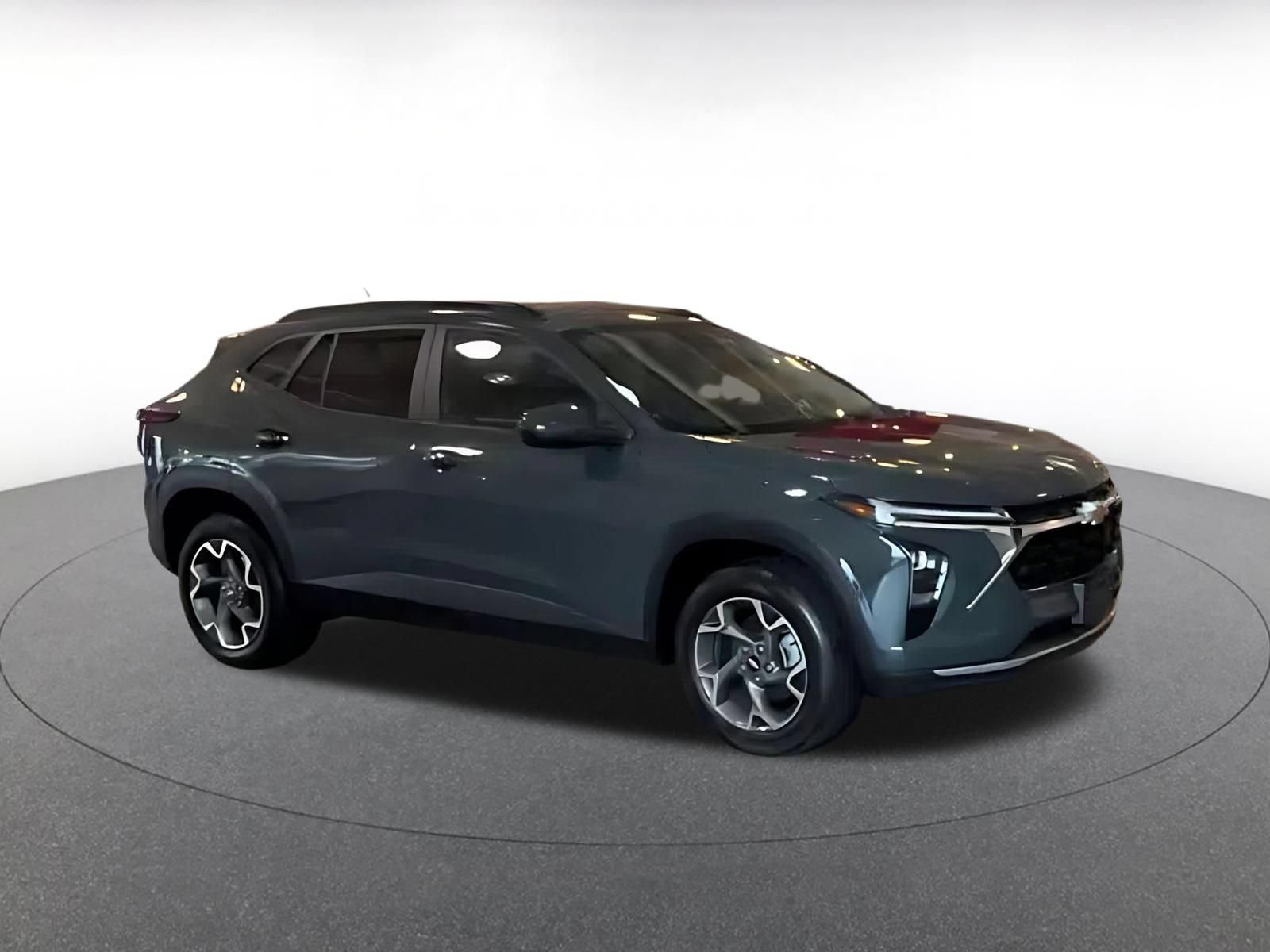 Used 2025 Chevrolet Trax LT w/ LT Convenience Package FWD video 2