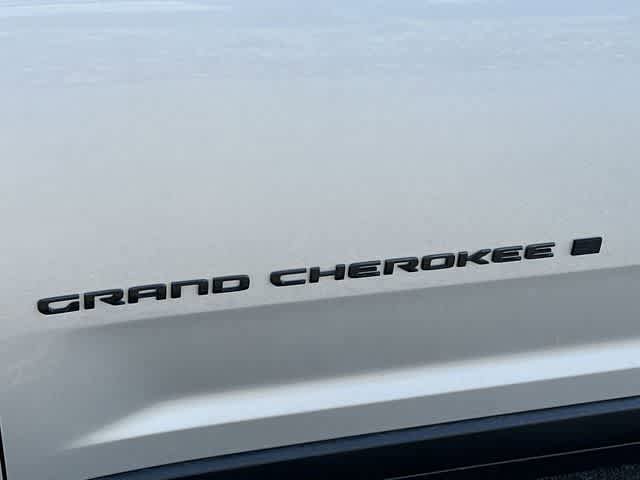 Used 2023 Jeep Grand Cherokee L Laredo image 32