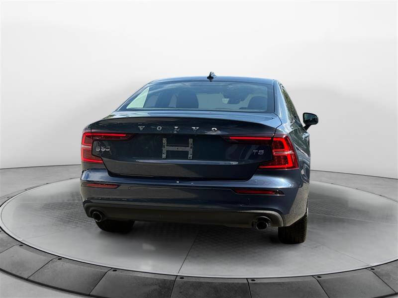 Used 2021 Volvo S60 T5 Momentum image 4