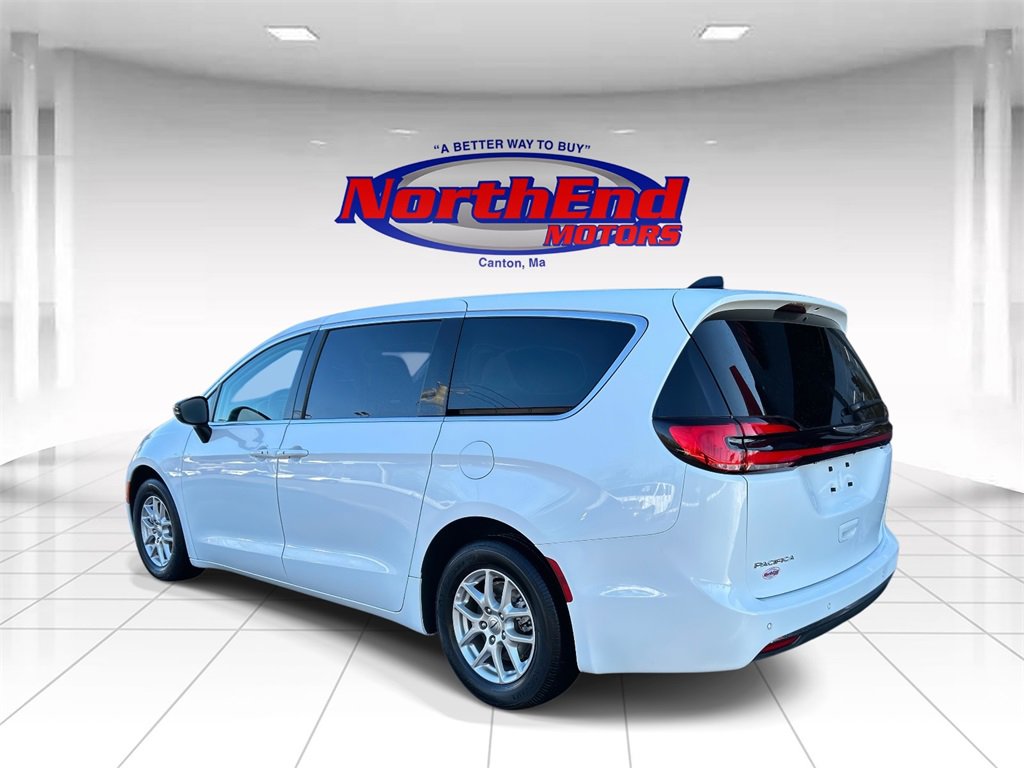 Used 2024 Chrysler Pacifica Touring-L image 5