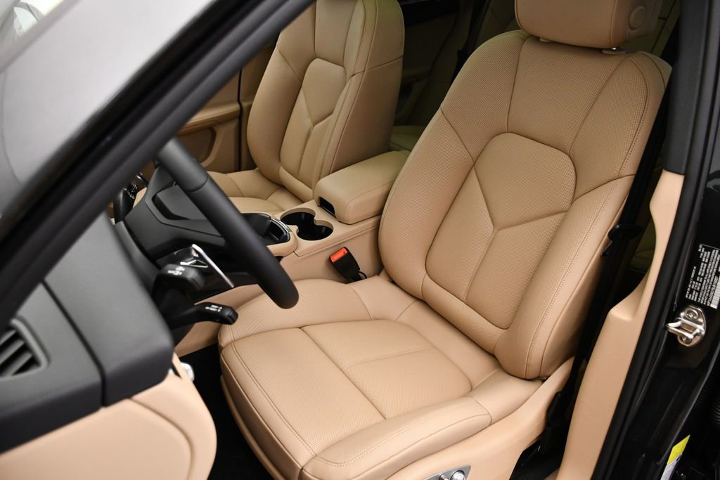 Certified 2025 Porsche Macan image 39