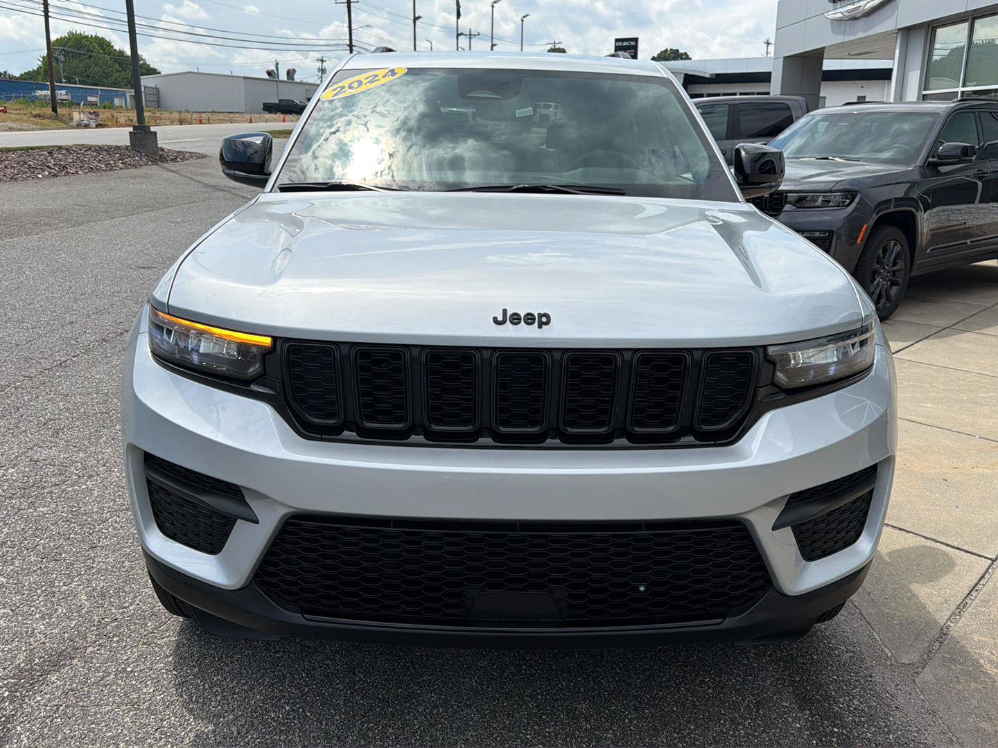 Used 2024 Jeep Grand Cherokee Altitude AWD/4WD image 2