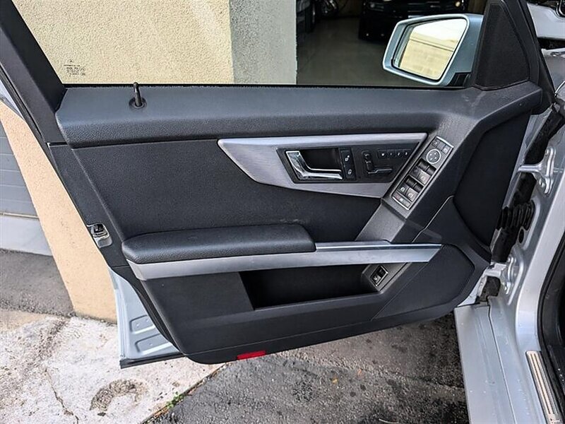Used 2010 Mercedes-Benz GLK 350 4MATIC image 18