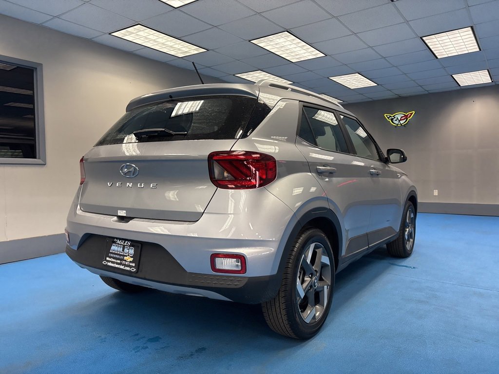 Used 2025 Hyundai Venue SEL image 2