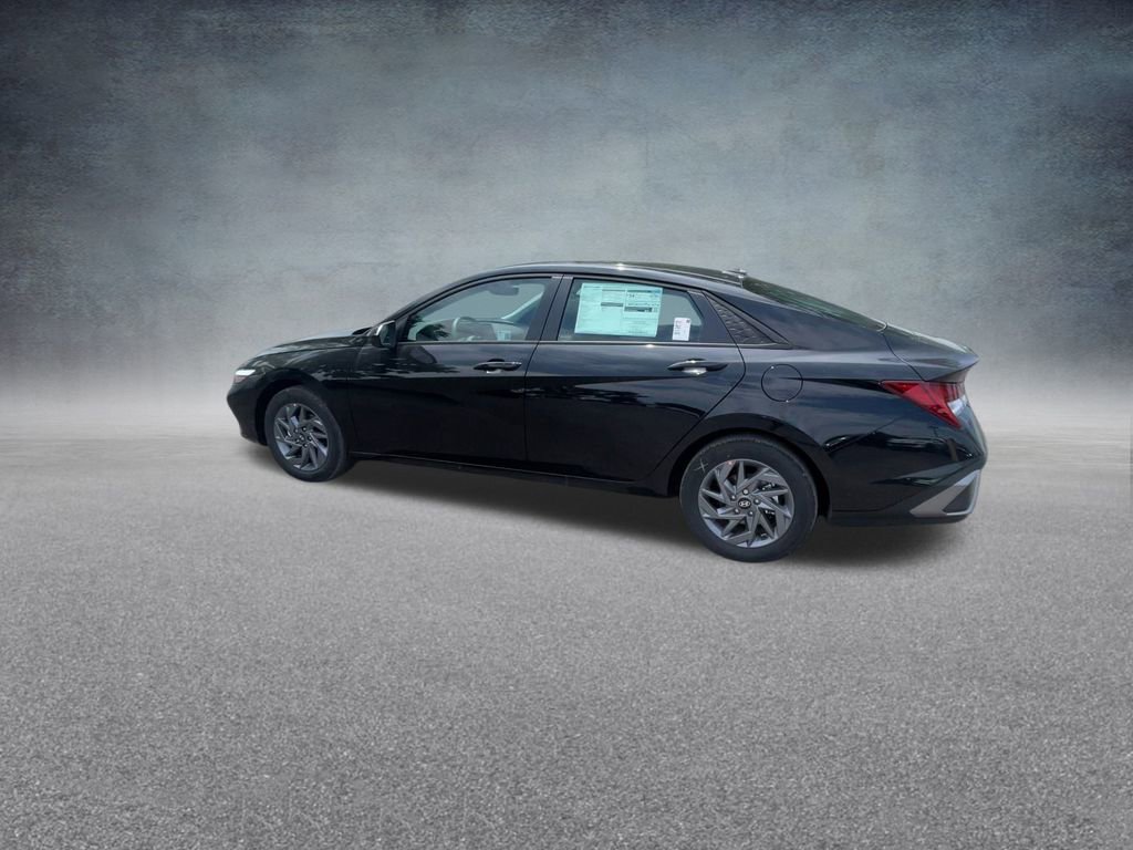 Used 2025 Hyundai Elantra Blue image 15