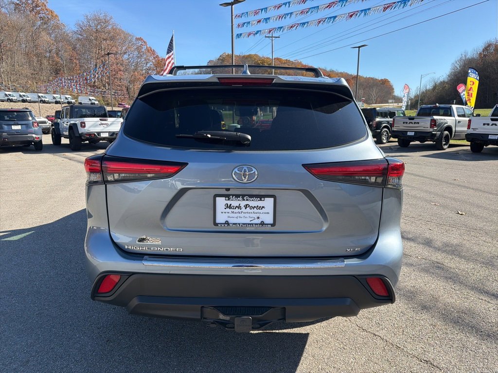 Used 2022 Toyota Highlander XLE image 3