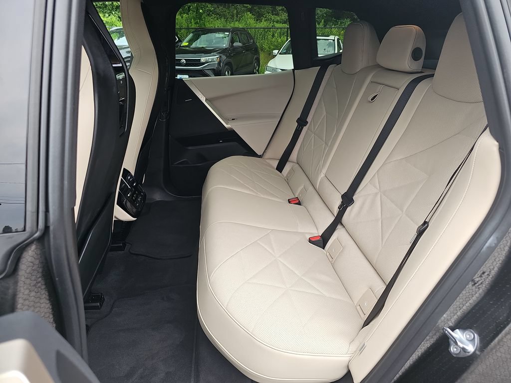 Used 2024 BMW iX xDrive50 w/ Sport Package AWD/4WD image 27