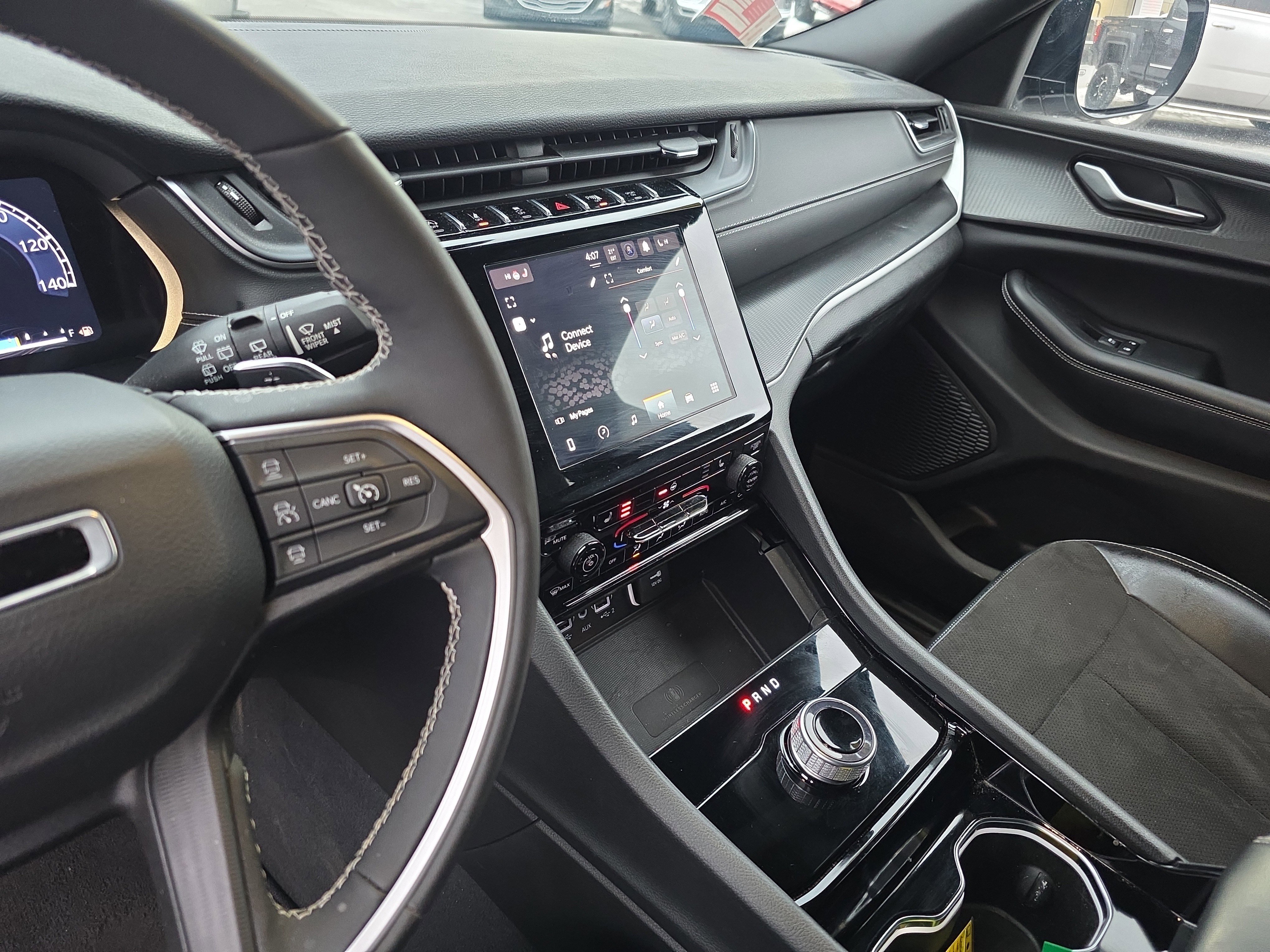 Used 2023 Jeep Grand Cherokee L Laredo image 25